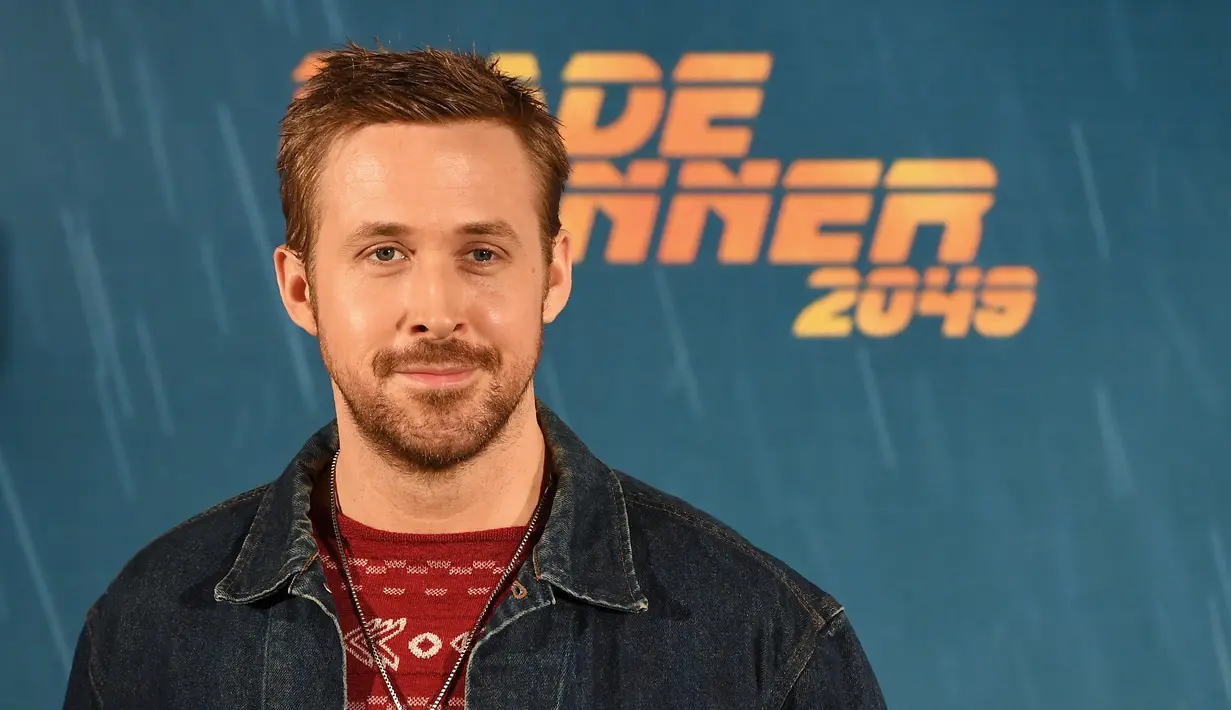 Ryan Gosling memang sudah pamer bakat bernanyinya di film La La Land. Namun, ia ternyata sudah merilis album pada tahun 2009 berjudul Dead Man's Bones. (GABRIEL BOUYS / AFP)