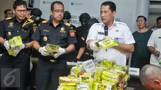 Kepala BNN Budi Waseso menunjukan barang bukti narkotika jaringan Tiongkok di Gedung BNN, Jakarta, Selasa (7/3). Dari pengungkapan petugas mengamankan barang bukti 48,16 kg sabu, 3.702 butir ekstasi dan 454 butir Happy Five. (Liputan6.com/Yoppy Renato)