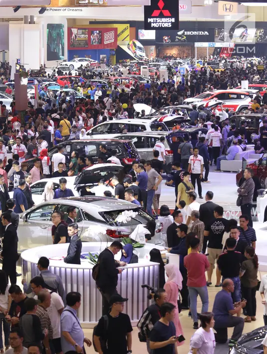Pengunjung melihat mobil-mobil yang dipamerkan pada Gaikindo Indonesia International Auto Show (GIIAS) 2019 di ICE BSD, Tangerang, Sabtu (20/7/2019). Akhir pekan dimanfaatkan warga untuk mengunjungi pameran otomotif GIIAS terlihat dari padatnya pengunjung di setiap stan. (Liputan6.com/Angga Yuniar)