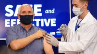 Wakil Presiden Amerika Serikat Mike Pence (kiri) menerima suntikan vaksin COVID-19 Pfizer-BioNTech di Gedung Putih, Washington, Jumat (18/12/2020). Pence menyebutkan bahwa dirinya tidak merasakan apa-apa usai menerima vaksin COVID-19. (AP Photo/Andrew Harnik)