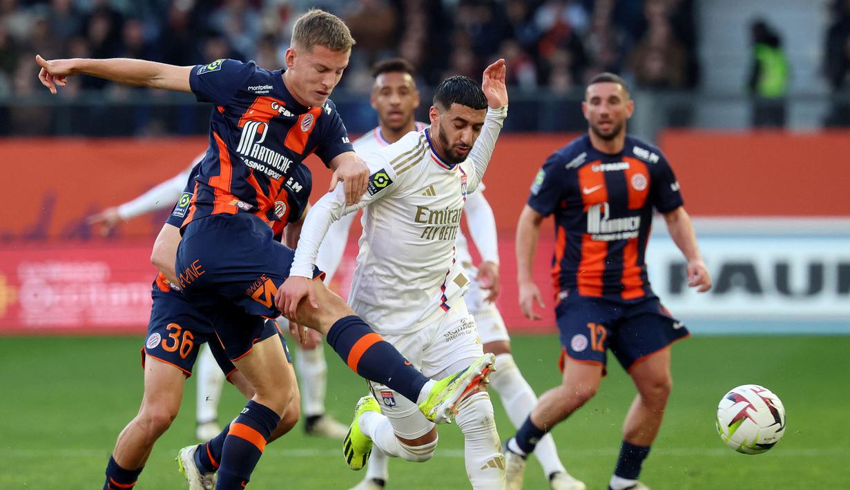 Sayap kiri Aljazair berusia 28 tahun milik West Ham United, Said Benrahma (tengah) dipinjamkan ke Olympique Lyon selama )musim hingga 30 Juni 2024 dengan biaya peminjaman senilai 6 juta euro. Kepergiannya meninggalkan The Hammers untuk sementara tak lain sebaagai usaha menambah jam terbang setelah ia mulai tersisih sejak kedatangan Mohammed Kudus. (AFP/Pascal Guyot)