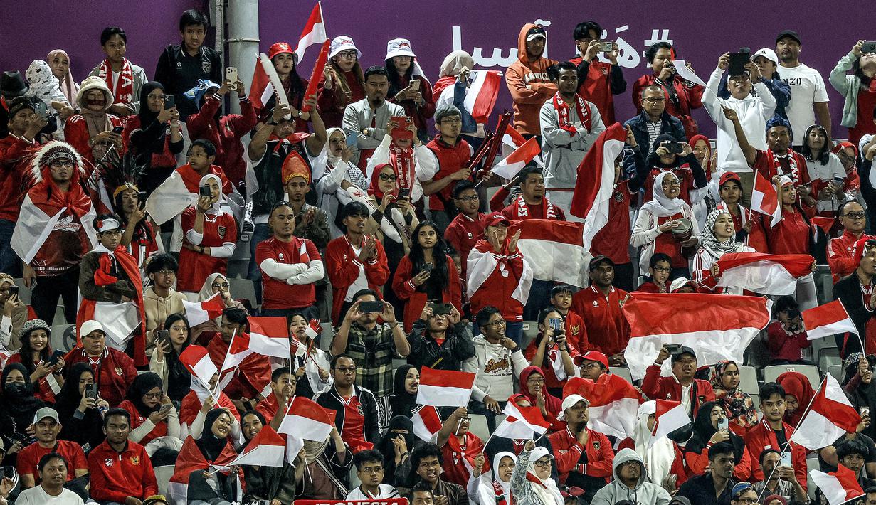 Para suporter Indonesia saat mendukung Timnas Indonesia menghadapi Vietnam pada laga kedua Grup D Piala Asia 2023 di Abdullah Bin Khalifa Stadium, Doha, Qatar, Jumat (19/1/2024). (AFP/Karim Jaafar)