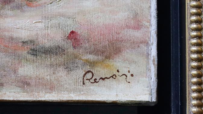 Tanda tangan Renoir terlihat di sudut lukisan karyanya yang dikembalikan dalam upacara di New York, Rabu (12/9). Lukiskan yang dicuri oleh Nazi itu dikembalikan setelah 70 tahun berkelana dari Afrika Selatan, London, Swiss dan New York. (AP/Mark Lennihan)