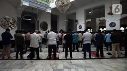 Umat muslim melaksanakan salat zuhur di Masjid Cut Meutia, Jakarta, Kamis (10/3/2022). MUI mengizinkan saf salat kembali rapat seiring kasus COVID-19 mulai landai, selain itu aktivitas pengajian di masjid dan perkantoran dapat dilaksanakan dengan disiplin menjaga kesehatan. (merdeka.com/Imam Buhori)