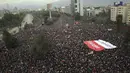 Warga berkumpul saat protes antipemerintah di Santiago, Chile, Jumat (25/10/2019). Sekitar satu juga warga Chile turun ke jalan menuntut Presiden Sebastian Pinera mundur dari jabatannya. (AP Photo/Rodrigo Abd)