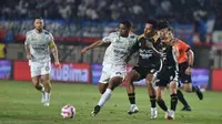 Striker Persib, Uilliam Barros Perreira dibayangi pemain Dewa United pada pertandingan Grup B Piala Presiden 2025 di Stadion Si Jalak Harupat Kabupaten Bandung, Selasa, 8 Juli 2025. (PERSIB.co.id/Barly Isham)