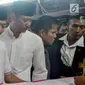 Anak presiden ke-6 RI Susilo Bambang Yudhoyono, Agus Harimurti Yudhoyono dan Edhie Baskoro Yudhoyono menangis di dekat peti jenazah Ani Yudhoyono di Puri Cikeas, Bogor, Jawa Barat, Minggu (2/6/2019). (Liputan6.com/Immanuel Antonius)