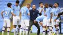 Pelatih Manchester City, Pep Guardiola, memberikan arahan kepada anak asuhnya saat melawan Burnley pada laga Premier League di Stadion Etihad, Senin (22/6/2020). Manchester City menang 5-0 atas Burnley. (AP/Shaun Botterill)