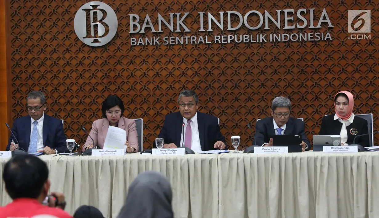 Gubernur BI Perry Warjiyo (tengah) didampingi DGS Destry Damayanti (dua kiri), Deputi Gubernur Erwin Rijanto (dua kanan), Deputi Gubernur Sugeng (kiri), dan Deputi Gubernur Rosmaya Hadi (kanan) memberi keterangan pers hasil Rapat Dewan Gubernur, Jakarta, Kamis (19/9/2019). (Liputan6.com/AnggaYuniar)