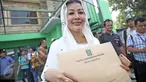 Kader Partai Demokrat, Mischa Hasnaeni Moein atau yang biasa disebut "Wanita Emas", menunjukkan formulir di DPW PKB DKI Jakarta, Senin (11/4). Formulir tersebut untuk mengikuti penjaringan bakal calon gubernur DKI Jakarta. (Liputan6.com/Faizal Fanani)