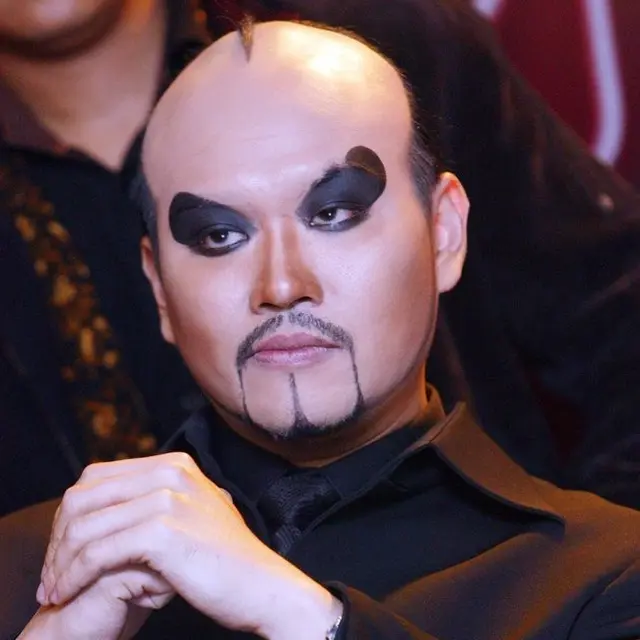 6 Potret Deddy Corbuzier di Awal Karier, Gaya Penampilan Lawasnya Ikonik
