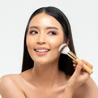 ikuti tips ini agar makeup awet/shutterstock/Alstock Productions