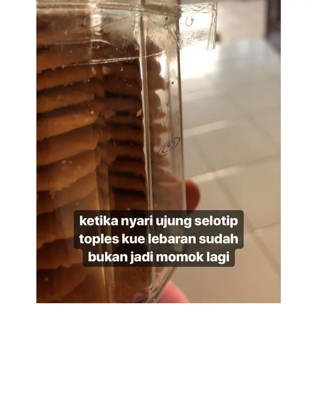 7 Meme Susah Cari Ujung Selotip Toples Kue Lebaran Ini Relate Banget
