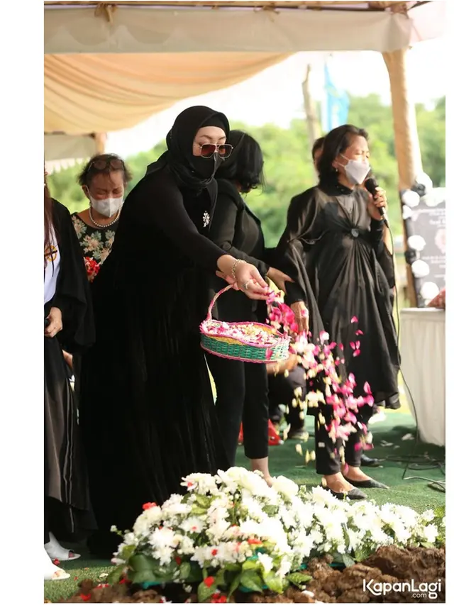 Ikut Gotong Peti Jenazah, Ini 6 Momen Angelina Sondakh di Pemakaman Sang Ayah
