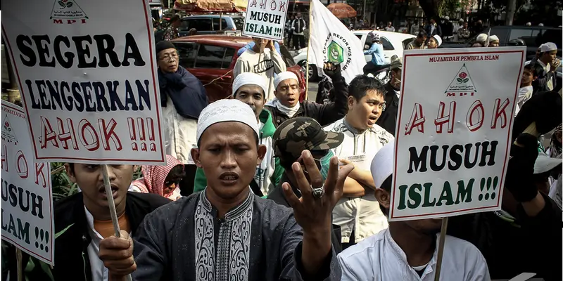 Puluhan Massa Berunjuk Rasa di Depan Balai Kota