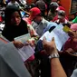 Terlihat beberapa orang antre dengan membawa KTP, surat undangan, dan kartu perlindungan sosial (KPS) milik mereka, Jakarta, Rabu (19/11/2014). (Liputan6.com/Johan Tallo)