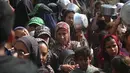 Warga Palestina yang terlihat sedang menunggu makanan di tempat penampungan yang telah dihuni banyak keluarga, di Nuseirat, pusat Jalur Gaza, pada 2 November 2025. Sejak gencatan senjata mulai diberlakukan, PBB bersama mitra-mitra kemanusiaannya telah mengumpulkan lebih dari 24.000 metrik ton bantuan dari perlintasan Jalur Gaza. (EYAD BABA/AFP)