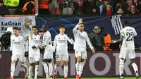 Penyerang Real Madrid, Rodrygo (kedua kiri) melakukan selebrasi dengan rekan setimnya setelah mencetak gol keduanya pada laga matchday 8 League Phase Liga Champions 2024/2025 melawan Stade Brestois 29 (Brest) yang digelar di Stade de Roudourou, Prancis, Rabu 29 Januari 2025 waktu setempat atau Kamis (30/1/2025) dini hari WIB. (FRED TANNEAU/AFP)