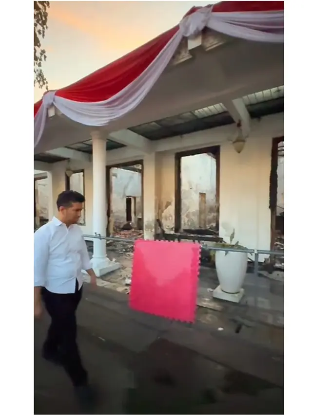 6 Potret Emil Dardak Pantau Kondisi Gedung Grahadi Pasca Dibakar dan Dijarah Massa