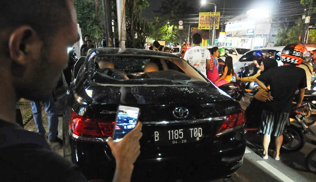Sebuah mobil sedan Toyota Camry warna hitam berplat nomor B 1185 TOD rusak akibat diamuk warga di kawasan Saharjo, Jakarta, Kamis (18/4). Warga mengamuk karena diduga pengemudi menabrak belasan pengendara sepeda motor dan mobil dari Jalan Tendean hingga Jalan Saharjo. (Liputan6.com/Herman Zakharia)