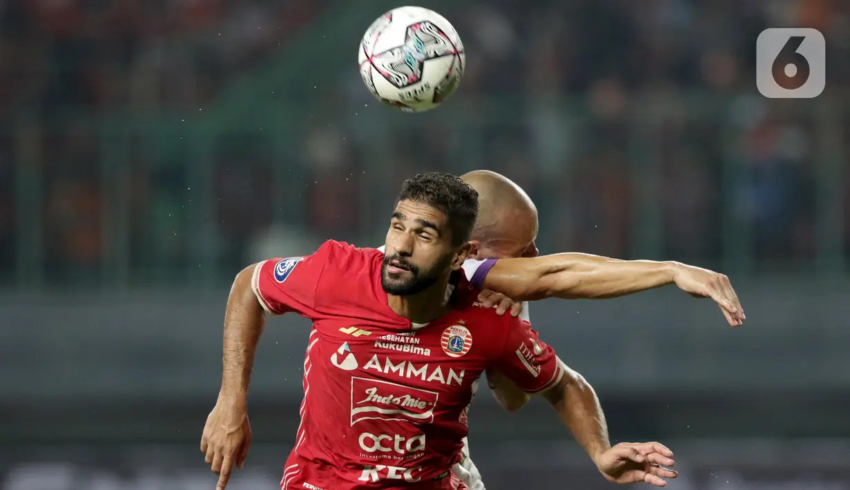 Pemain Persija, Abdulla Yusuf Abdulrahim Mohamed Helal (depan) berebut bola dengan Agustin Cattaneo (Persita) pada lanjutan laga BRI Liga 1 Indonesia 2022-2023 di Stadion Patriot Chandrabhaga, Bekasi, Rabu (24/8/2022). Laga dimenangkan Persija lewat gol yang dicetak Abdulla Yusuf Abdulrahim Mohamed Helal lewat titik putih. (Liputan6.com/Helmi Fithriansyah)