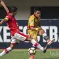 Gelandang Mitra Kukar, Septian David Maulana, berusaha melewati bek Persija Jakarta, Ismed Sofyan, pada laga Liga 1 di Stadion Patriot, Bekasi, Minggu (14/5/2017). (Bola.com/Vitalis Yogi Trisna)