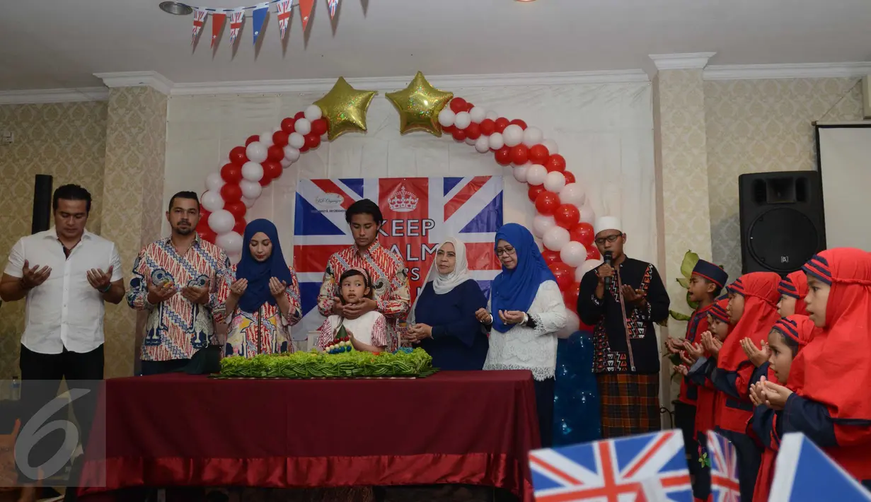 Suasana khidmat saat pembacaan doa di acara Ulang Tahun ke-17 Muhammad Rafi, Jakarta, Sabtu  (24/12). Dua ayahnya hadir dalam acara tersebut yaitu Adjie Pangestu dan Sultan Djorghi. (Liputan6.com/Herman Zakharia)