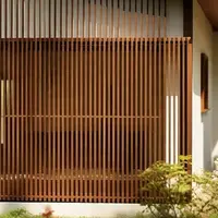 Ilustrasi Model Rumah Minimalis dengan Lisplang dan Kisi-Kisi Kayu Vertikal (Sumber Gambar: Meta AI)