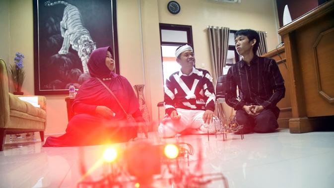 Dengan kondisi fisiknya yang tidak sempurna, Ahmad Sobandi, pemuda asal Purwakarta mampu menciptakan robot dari barang bekas. (Liputan6.com/ Abramena).