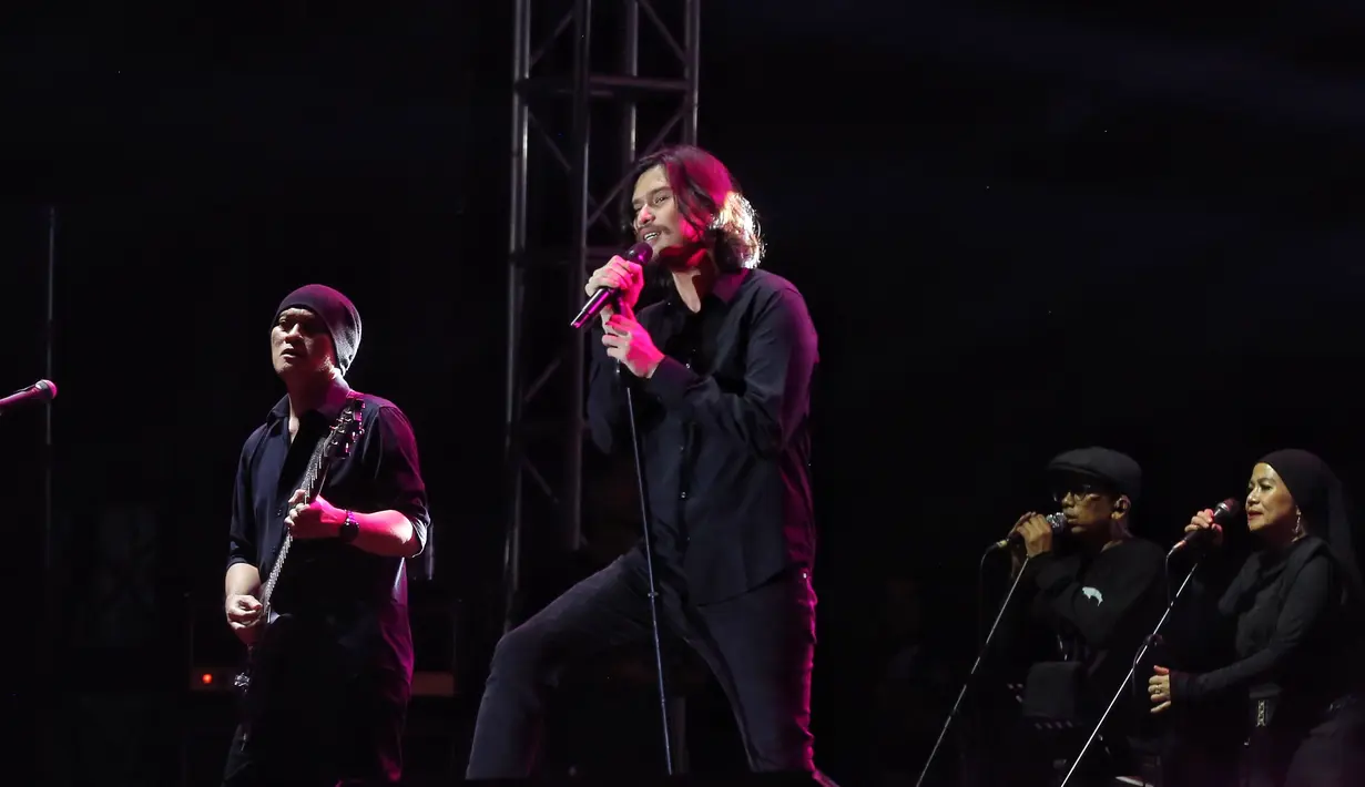 Penampilan Dewa19 bersama Virzha di The 90's Festival 2024, Minggu (11/8). [Foto: Adrian Putra/Fimela]