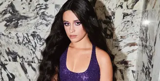 Camila Cabello terlihat mengenakan dress berwarna ungu rancangan Michael Kors. Penampilannya disempurnakan dengan makeup bernuansa senada dan gaya rambutnya yang dibiarkan tergerai. Foto: Instagram @michaelkors.