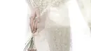 asih dalam nuansa yang mewah, kebaya ala Sapto Djojokartko memiliki potongan lengan panjang dengan floral embroidered dalam tulle dress. Kebaya ini akan membungkus tubuh dengan sangat sempurna (instagram/saptodjojokartikobride)