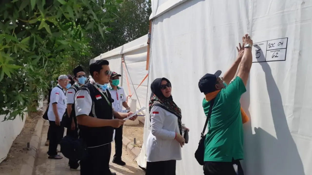 Petugas PPIH mulai memasang nomor tenda Arafah, Minggu (05/08). (foto: istimewa)
