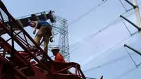 Pekerja mempersiapkan peralatan untuk memasang tiang Saluran Udara Ekstra Tinggi (SUTET), di areal proyek Banjir Kanal Timur (BKT), Jakarta. (Antara)