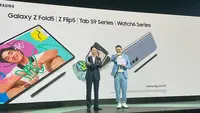 President Samsung Electronics Indonesia Simon Lee (kiri) dan Head of MX Business Samsung Electronics  Indonesia Lo Khing Seng meluncurkan Samsung Galaxy Z Flip 5, Galaxy Z Fold 3, beserta ekosistem Galaxy seperti Galaxy Tab S9 series dan Watch 6 Series (Liputan6.com/ Agustin Setyo W).