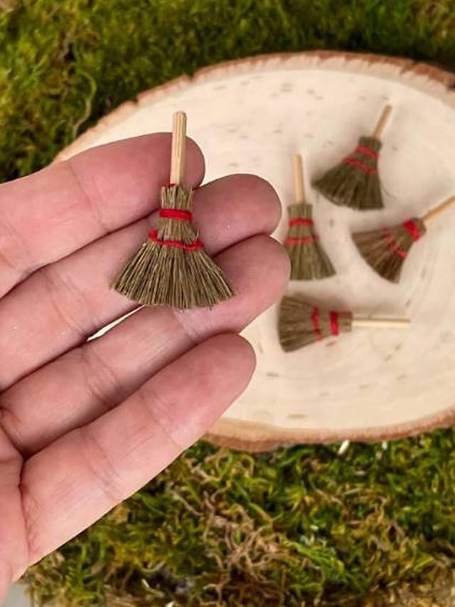 6 Potret Sapu dengan Bentuk Nyeleneh, Ada yang Terbuat dari Boneka