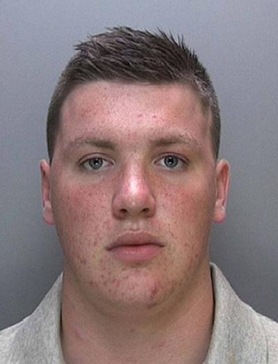 Charles, pemuda 21 tahun yang tega menikam ibunya dengan pisau sebanyak 11 tusukan | Photo: Copyright metro.co.uk