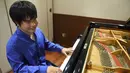 NobuYuki Tsujii merupakan musisi tunanetra yang serba bisa. Ia merupakan penyanyi sekaligus penulis lagu. Saat berumur 12 tahun, ia sudah merilis album pertamanya yang berjudul Street Corner of Vienna. (TORU YAMANAKA/AFP)