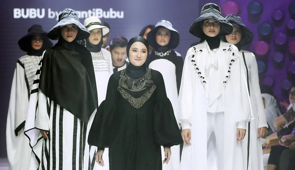 Pertama kali tampil di runway para muse busana muslim milik Ranti Bubu mengaku deg-degan. Mereka bahkan merasa lebih gugup daripada harus bernyanyi, membuat konten, atau ceramah di hadapan banyak orang. [Foto: Bambang E. Ros/Fimela.com]