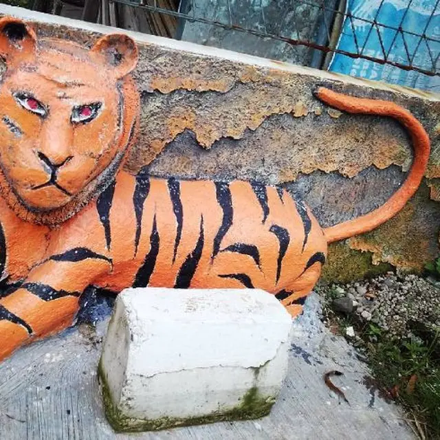 patung macan kocak