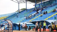 Penonton yang ditengarai tidak memiliki tiket sudah duduk manis di tribun Stadion Kanjuruhan, Malang, Sabtu (3/10/2015). (Bola.com/Kevin Setiawan)