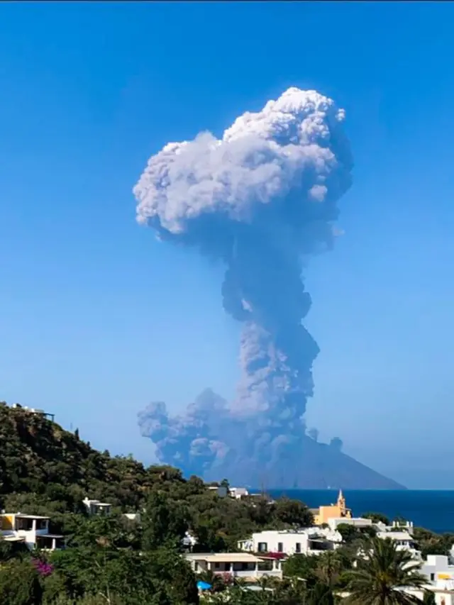 Pemandangan gunung berapi Stromboli dari Pulau Panarea di dekatnya. (AFP)
