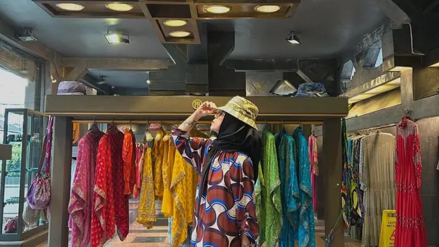 Pesona Melly Goeslaw di Usia 51 Tahun (instagram.com/melly_goeslaw)