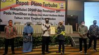 Penetapan jumlah DPT ini dilaksanakan dalam rapat pleno terbuka rekapitulasi Daftar Pemilih Sementara Hasil Perbaikan (DPSHP) menjadi DPT