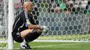 Fabien Barthez kiper asal Perancis ini terlihat selalu dicium kepalanya yang pelontos oleh rekan setimnya Laurent Blanc sebelum pertandingan. Pemandangan itu sering terlihat ketika timnas Prancis menjuarai Piala Dunia 1998. (AFP PHOTO/PATRICK STOLLARZ)