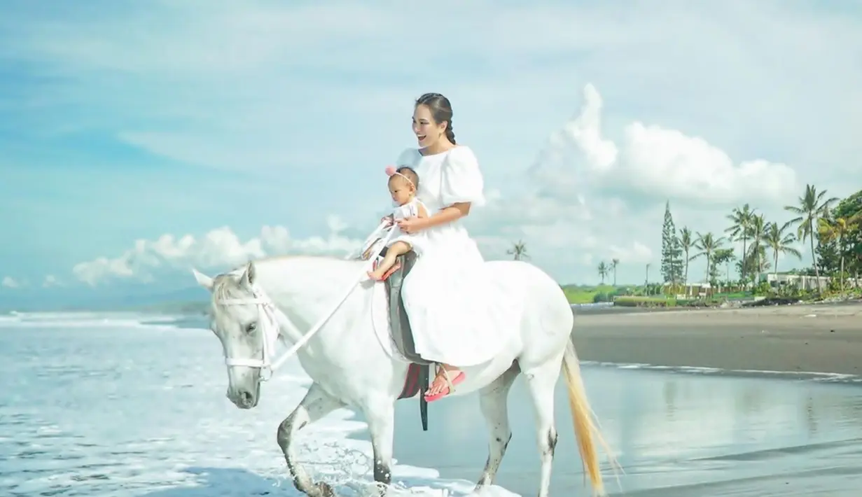 Para penggemarnya pun selalu bisa menyaksikan keseharian Shandy Aulia yang kerap membagikan aktivitasnya bersama dengan buah hati. Saat ini keluarga kecil ini pun sedang menikmati liburan bersama ke Pulau Dewata. (Liputan6.com/IG/@shandyaulia)