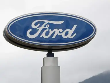 Logo perusahaan Ford terlihat di Caracas, 27 Maret 2015. Ford akan menutup semua operasional mereka di Jepang dan Indonesia tahun ini karena tidak ada profitabilitas yang didapat dari kedua negara. (REUTERS / Carlos Garcia Rawlins)