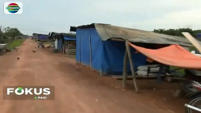 Warga terpaksa bertahan di lokasi ini meski tanpa penerangan listrik setiap malam lantaran rumah mereka terendam banjir.