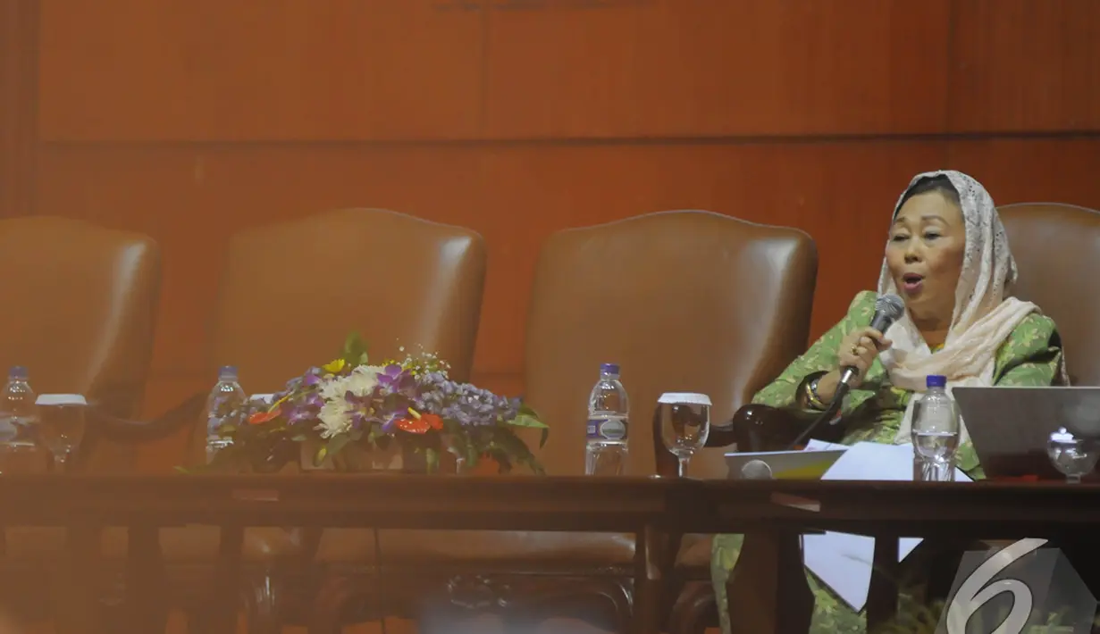 Sinta Nuriyah Wahid saat menjadi narasumber ‘Laporan Komisi Nasional (Komnas) Perempuan  tentang Kekerasan dan Diskriminasi terhadap Perempuan di Bidakara, Jakarta, Senin (22/12/2014). (Liputan6.com/Herman Zakharia)