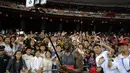 Pelari asal Amerika Serikat, Justin Gatlin berfoto selfie bersama ratusan fans usai lari menjuarai 100m putra pada kejuaraan IAAF World Challenge di National Olympic Stadium atau 'Birds Nest', Beijing, (18/5/2016). (AFP/Wang Zhao)